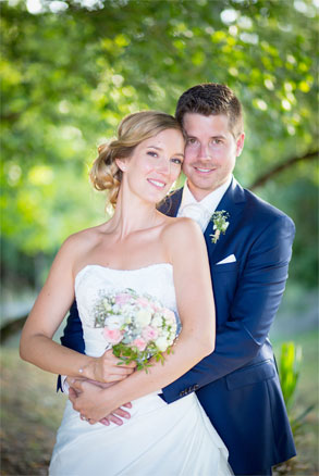 Photo de mariage professionnel avec les mariés dans un parc