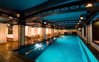 Superbe spa piscine intérieure bleu en Provence Rhone Alpes