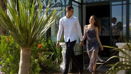 Couple a l'entrée d'un hôtel pour un séjour hotel spa var en bord de mer