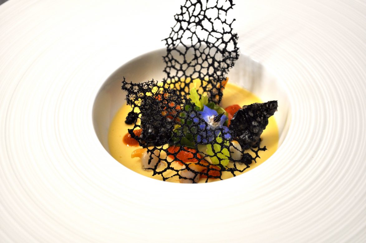 velouté saint jacques tuile d'encre de seiche et fleurs comestible