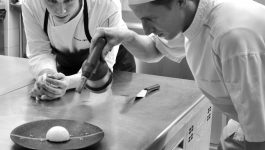 Chef horizon restaurant gastronomique toulon en préparation d'un dessert au citron