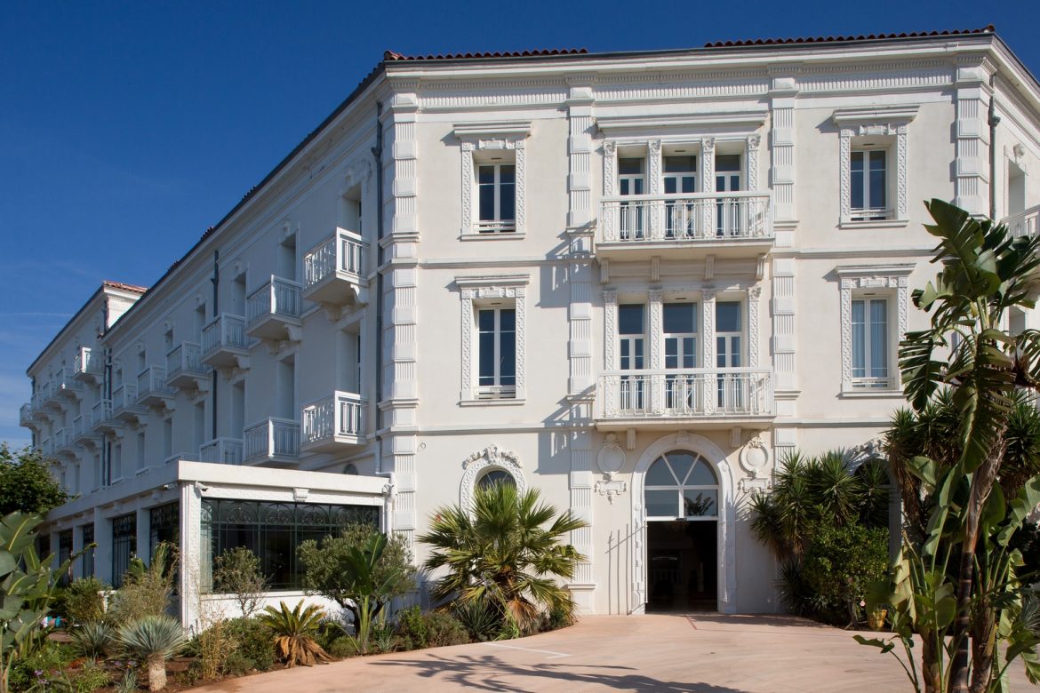 Devant le grand hôtel des sablettes, hotel pour mariage dans le var