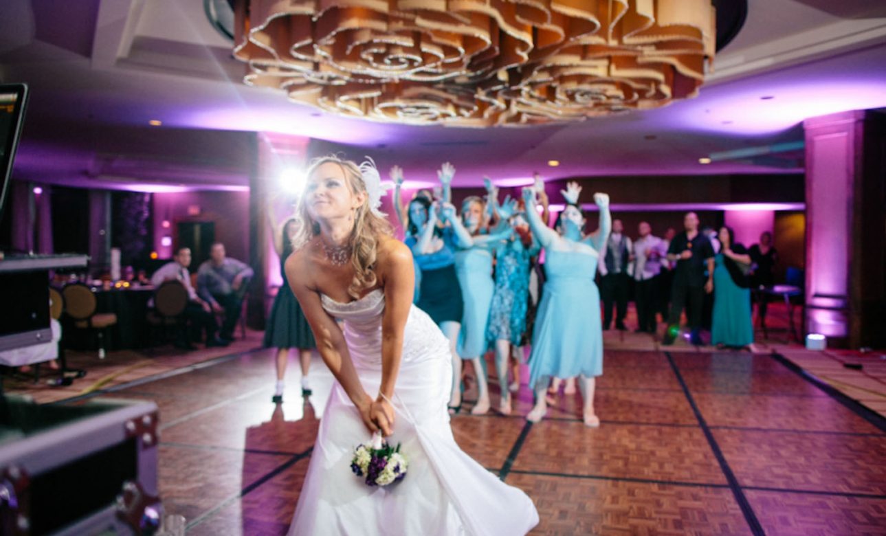 mariée qui lance le bouquet dans salle mariage var