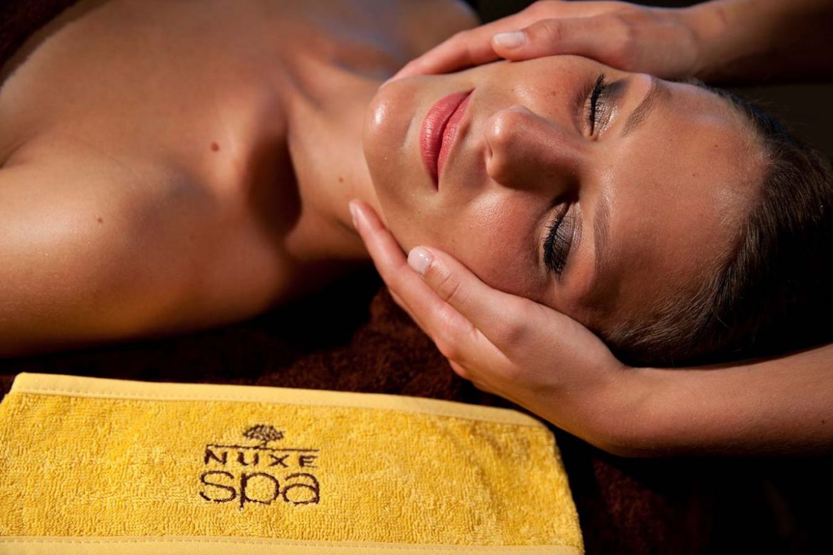 Massage visage et crane by Nuxe