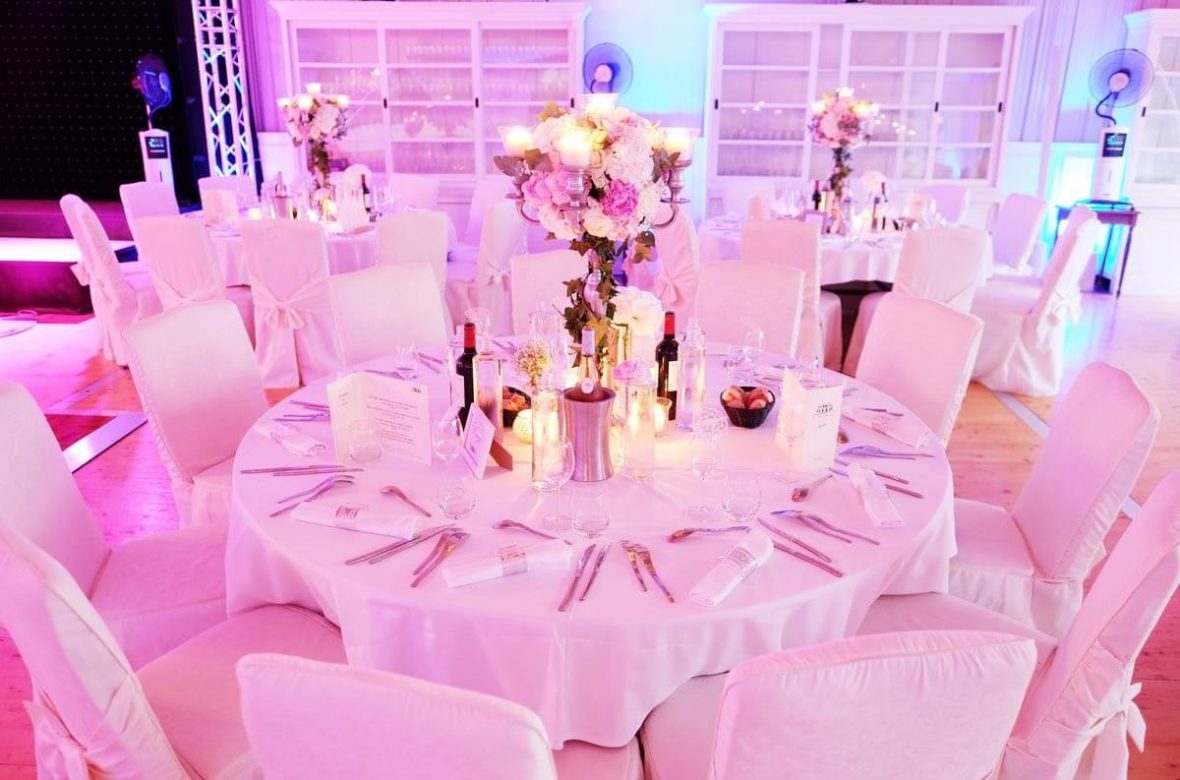 Belle table de mariage dans une salle de mariage en bord de mer